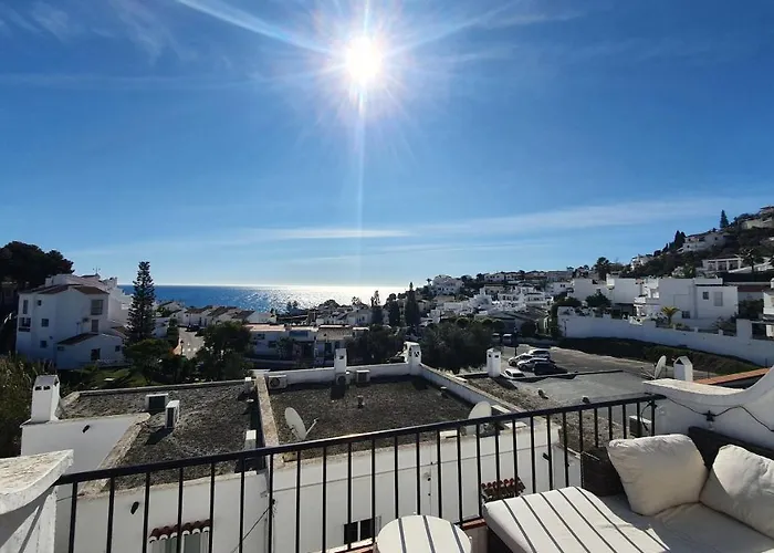 Stilfullt Naera Pool Och Strand. Nerja