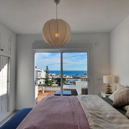 Stilfullt Naera Pool Och Strand. Nerja