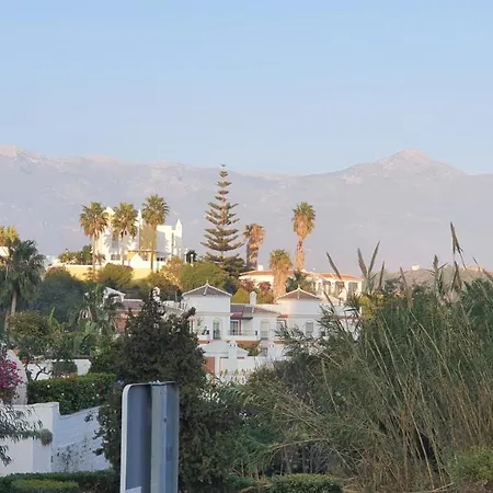 Stilfullt Naera Pool Och Strand. Nerja