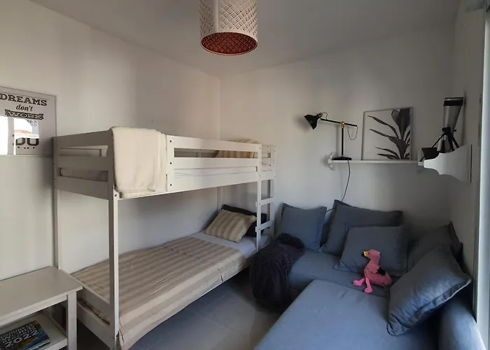 Stilfullt Naera Pool Och Strand. *