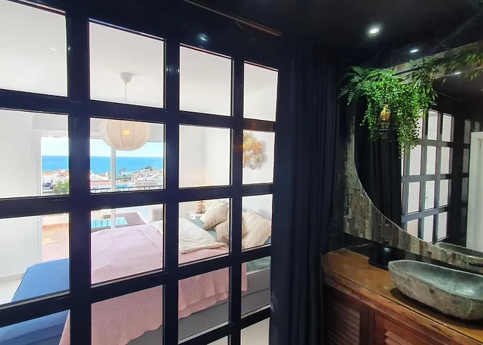 Stilfullt Naera Pool Och Strand. *