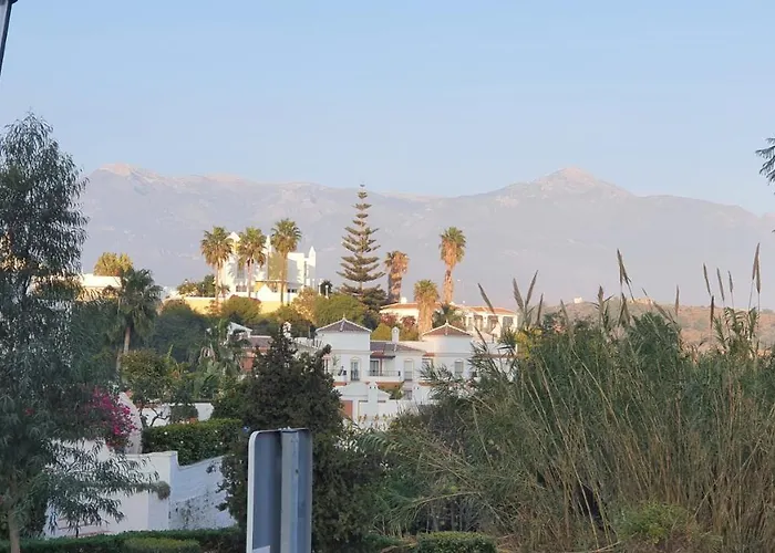 Stilfullt Naera Pool Och Strand. Nerja