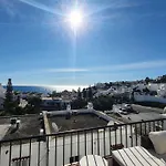 Stilfullt Naera Pool Och Strand. Nerja